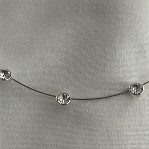 Simple and elegant clear crystal necklace - Picture 3 of 4